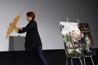 フォトセッション中、鳥型のパネルが羽ばたいてしまうジェスチャーで会場を盛り上げる宮野真守。