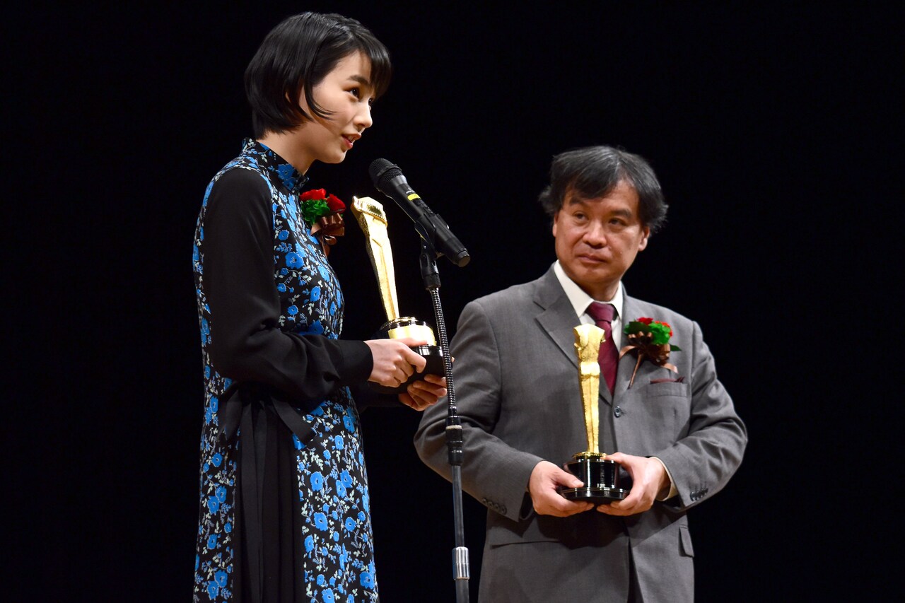 左からのん、片渕須直。