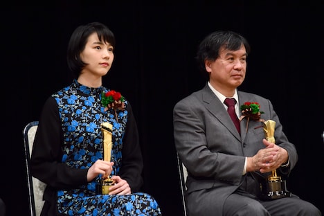 左からのん、片渕須直。