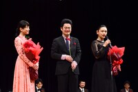 左から宮沢りえ、中野量太、杉咲花。