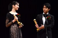 左から小松菜奈、柳楽優弥。
