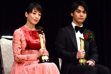 左から宮沢りえ、柳楽優弥。
