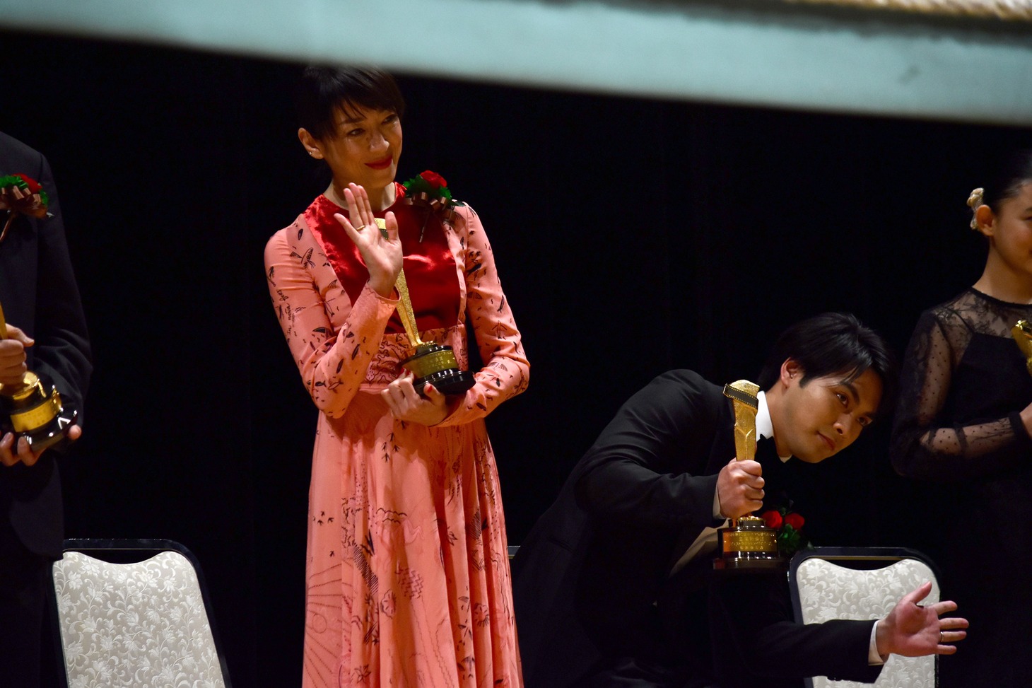 緞帳が降りきるまで観客に手を振る宮沢りえ（左）と柳楽優弥（右）。