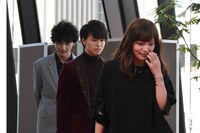 左から上杉柊平、松尾太陽、川口春奈。