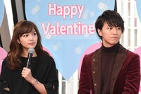 左から川口春奈、松尾太陽（超特急）。