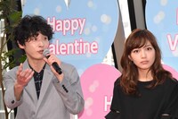 左から上杉柊平、川口春奈。