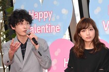 左から上杉柊平、川口春奈。