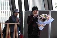 花束を持って登場したスキマスイッチ。