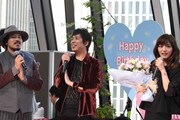 左からスキマスイッチの常田真太郎、大橋卓弥、川口春奈。