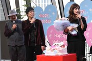 左からスキマスイッチの常田真太郎、大橋卓弥、川口春奈。