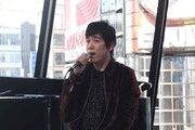 「奏(かなで)for 一週間フレンズ。」を歌うスキマスイッチの大橋卓弥。