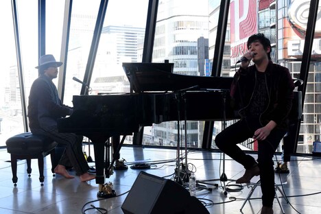 主題歌「奏(かなで)for 一週間フレンズ。」を演奏するスキマスイッチ。