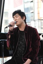 「奏（かなで）for 一週間フレンズ。」を歌うスキマスイッチの大橋卓弥。