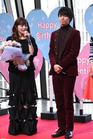 左から川口春奈、松尾太陽（超特急）。