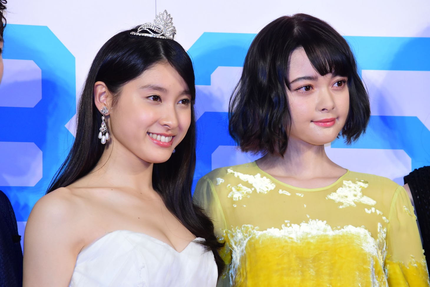 左から土屋太鳳、玉城ティナ。