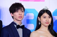 左から高杉真宙、土屋太鳳。