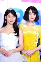 左から土屋太鳳、玉城ティナ。