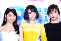 左から土屋太鳳、玉城ティナ、大政絢。