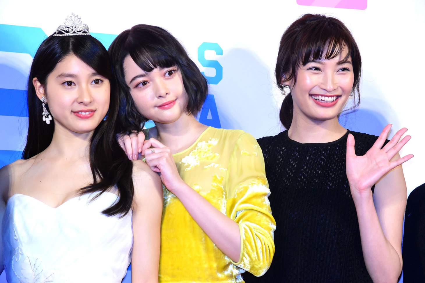 左から土屋太鳳、玉城ティナ、大政絢。