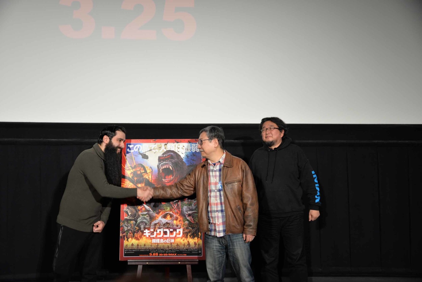 握手を交わすジョーダン・ヴォート＝ロバーツ（左）と開田裕治（中央）。
