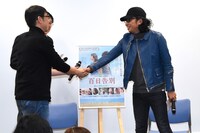 左からトム・リン、行定勲。