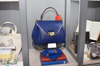 「美女と野獣」コーナーに展示されているサマンサタバサのバッグ。