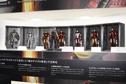バンダイのブースに展示されているトニー・スタークとアイアンマンのフィギュア。
