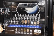タカラトミーのブースに展示されている「スター・ウォーズ」グッズ。