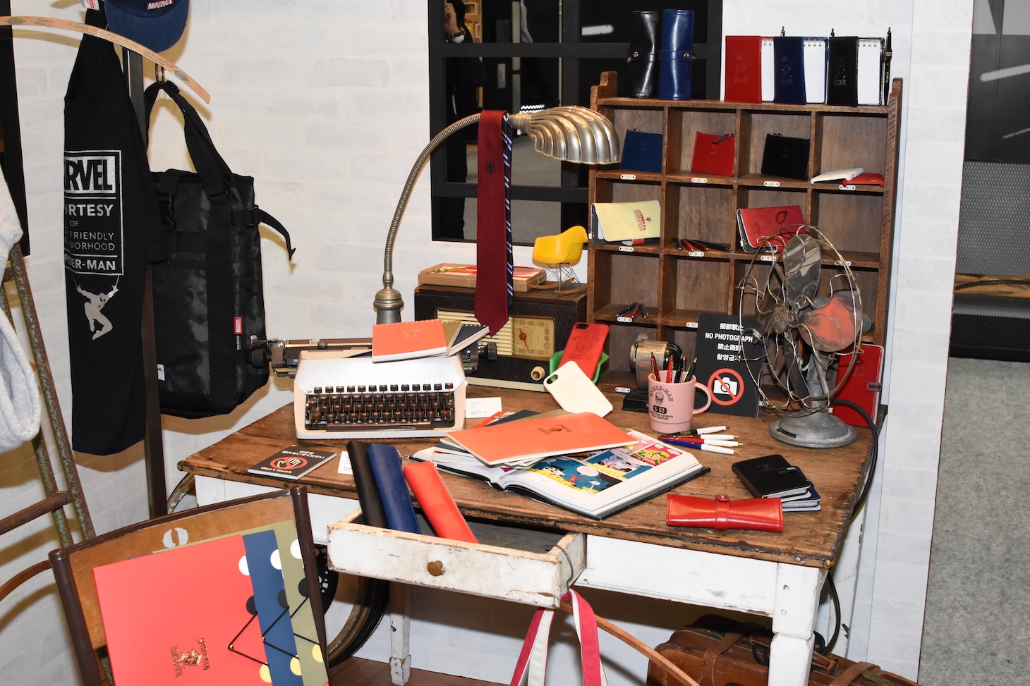 ピーター・パーカーの部屋をイメージした展示物。