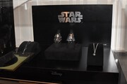 「スター・ウォーズ」ブースに展示されているリング（中央）とネックレス（左右）。