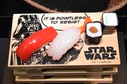 「スター・ウォーズ」ブースに展示されている寿司下駄。