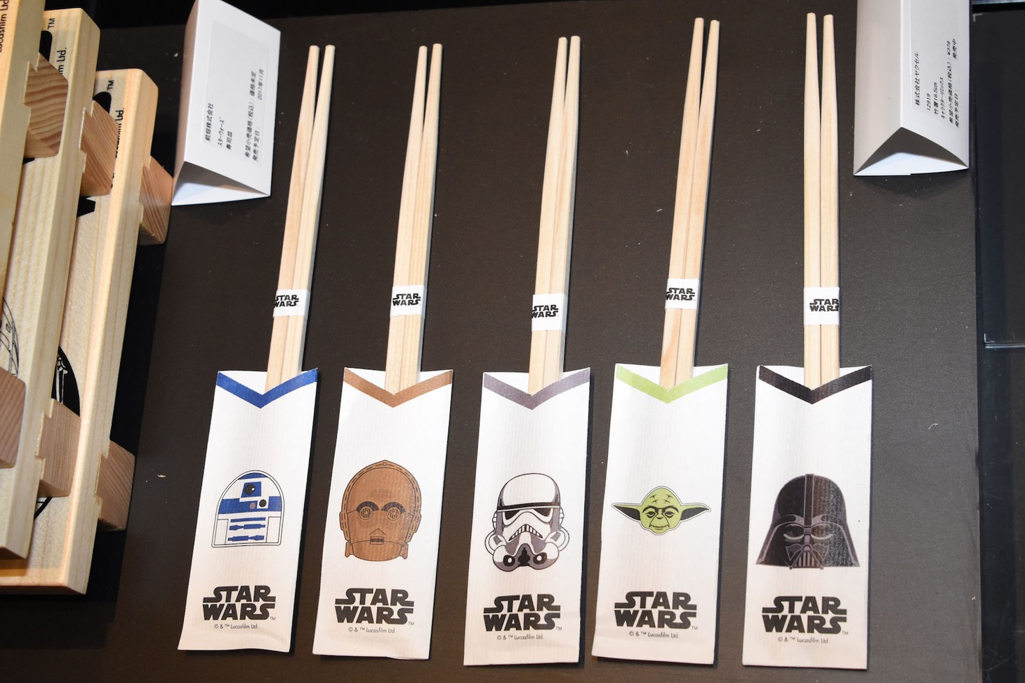 「スター・ウォーズ」ブースに展示されている箸。