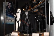 「スター・ウォーズ」ブースに展示されているフィギュア。