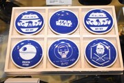 「スター・ウォーズ」ブースに展示されている食器。
