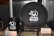 「スター・ウォーズ」ブースに展示されているマグカップ（左）と皿（右）。