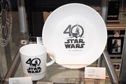 「スター・ウォーズ」ブースに展示されているマグカップ（左）と皿（右）。