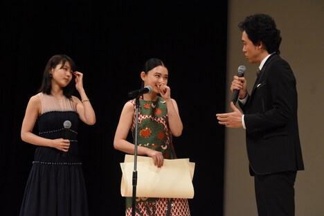 左から有村架純、杉咲花、大泉洋。