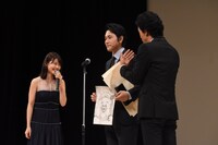 話しかける大泉洋（右）とそれを無視する松山ケンイチ（中）。