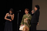 楽しげに言葉を交わす有村架純（左）、大竹しのぶ（中）、大泉洋（右）。