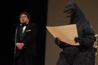 左から樋口真嗣、ゴジラ。
