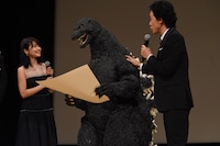 ゴジラ（中）の肌触りを確かめる大泉洋（右）。