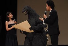 ゴジラ（中）の肌触りを確かめる大泉洋（右）。