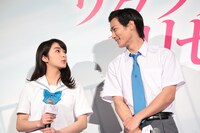 左から平祐奈、野村周平。