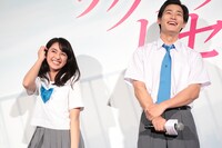 左から平祐奈、野村周平。