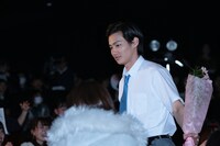 客席通路に登場した野村周平。