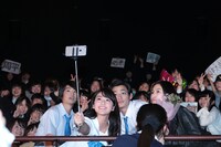 客席通路で自撮りするキャストたち。