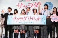 左から深川栄洋、玉城ティナ、平祐奈、野村周平、黒島結菜、健太郎、恒松祐里。