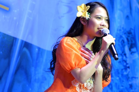 日本語吹替版主題歌「どこまでも~How Far I'll Go~」を歌う屋比久知奈。