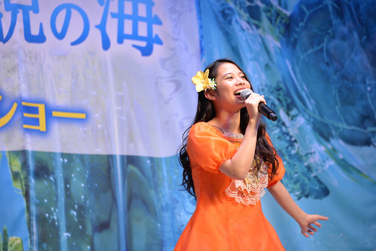 日本語吹替版主題歌「どこまでも～How Far I'll Go～」を歌う屋比久知奈。