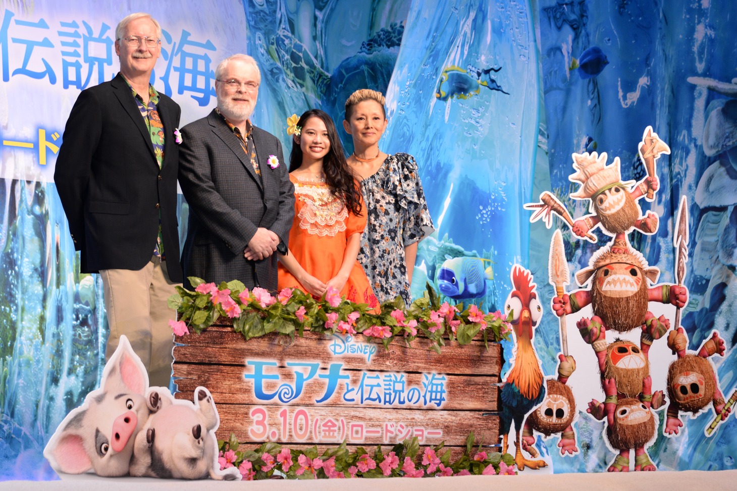 「モアナと伝説の海」来日記念イベントにて、左からジョン・マスカー、ロン・クレメンツ、屋比久知奈、夏木マリ。